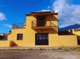 Chalet con terreno, barbacoa, parking. Amplitud y tranquilidad, hótel í Candelaria