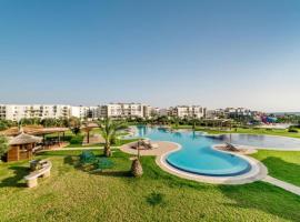 Large Super Lux apartment in Thalassa Beach Resort, hotel in Vokolidha