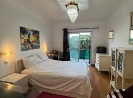 Private room with view, alloggio in famiglia a Estoril