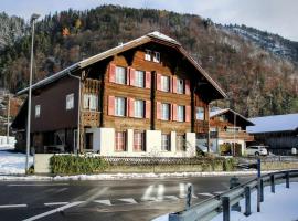 Alpine chalet apt w/parking and porch, hotell i Meiringen