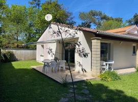 VILLA AU COEUR DE RONCE LES BAINS 200 mètres de la plage, hotel in La Tremblade