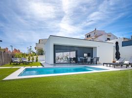 Host Wise - Bright Spacious House Swimming Pool, hotel en Porches