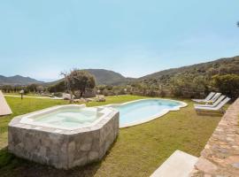 Villa Vesta - Villa Rurale con piscina, giardino e vista mare, отель в Кастиадасе