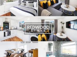 Cozy 3 Bed House with X2 FREE Parking By REDWOOD STAYS, sumarhús í Farnborough