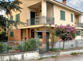 3 bedrooms house with city view and enclosed garden at Motta, villa in Costigliole dʼAsti