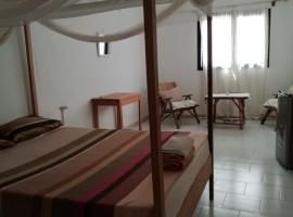 Maison Manour Chambre espacée et climatisée, homestay in Mbour