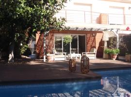Casa con piscina ideal familias, hotel en Teià