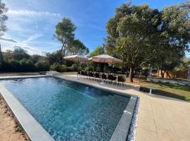 Coeur de Lavande - Maison climatisée avec piscine, hotel with pools in Fox-Amphoux
