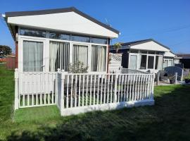 Family Tides-Chapel Saint Leonards, hotel in Chapel Saint Leonards