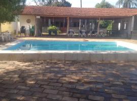 Casa espaçosa, piscina, churrasqueira , area festa, villa Corumbában
