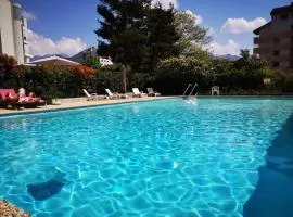 Mont Royal - piscine - balcon vue imprenable sur les montagnes