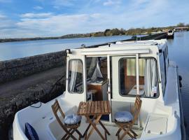 BATEAU - CANAL DU NIVERNAIS NIEVRE, hotell med parkering i Bazolles