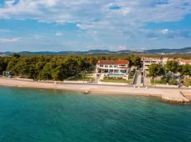 Luxury Villa Sea Whisper with private pool, sauna, jacuzzi and gym by the sea - Šibenik