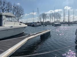 Nuit insolite sur l'eau au port de Ouistreham, bateau à Ouistreham