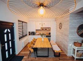 NorthSpot Cabin, family hotel sa Horodnic de Sus