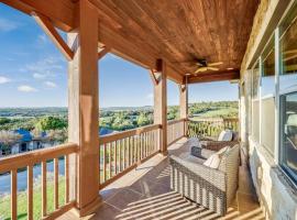 Hillside Retreat Lake Travis - Lakefront Parks & Boat Ramp, хотел в Lago Vista