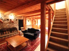 Atmospheric, original stone chalet in Meribel, hotel i Les Allues