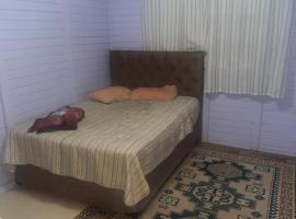 Quarto Casal, hotel med parkering i Colombo