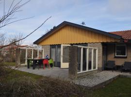 Ferienhaus für 4 Personen und 2 Kinder in Ballu, Friesland Ammeland, hótel í Ballum