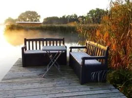 Gemütliches Dachgeschoss-Apartement mit Seeblick und großem Garten am Wasser