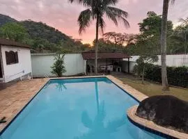 Casa com piscina e churrasqueira