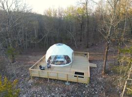 NEW RIVER VIEW Cliff Dome Glamping @ White River, minutes to fishing, hikes!, hotel with parking in Cotter