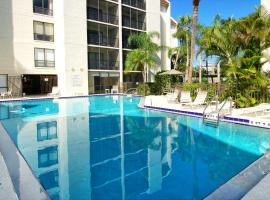 Two-Level, Heated Pool, Trolley to Beach & Village, hotel em Siesta Key
