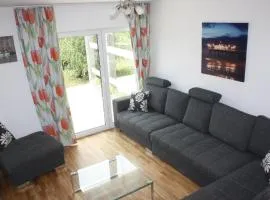 Moderne Ferienwohnung mit großer Terrasse, Trampolin, am Wasser