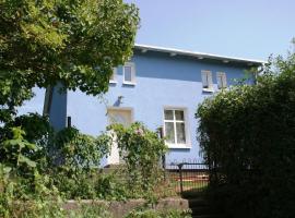 Ferienhaus mit Terrasse und Kamin, casă de vacanță din Karnin (Usedom)