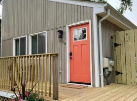 London Towne Bungalow Wloft - Walk To The Beach!, bungalow en Edgewater