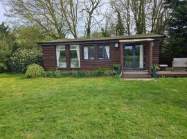 Remarkable 1-Bed Cabin in Dunmow, casa de temporada em Great Dunmow