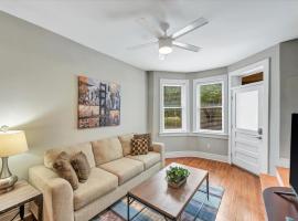 Stunning Townhome in The Grove - 918, hotel in Tower Grove