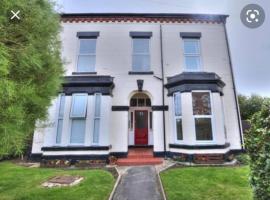 Crosby lovely refurbished flat, direct garden access; Wifi, hotel in Crosby