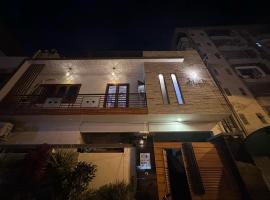 Travellers Home 2BR Portion Gulshan Iqbal blk 7, apartament a Karachi