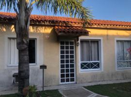 Casa Exclusiva a 400 Metros da Praia em Manguinhos - Condomínio com Vigilância 24hs – dom wakacyjny w mieście Serra
