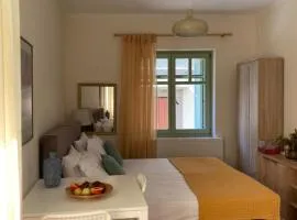 Στούντιο σε ανακαινισμένο αρχοντικό του 19ου αιώνα, κέντρο Μύρινας