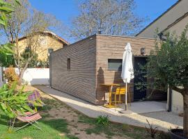 Gîte cosy et tout équipé "Une cabane en Luberon" 44 m2 avec jardin, hotel v destinácii Pertuis