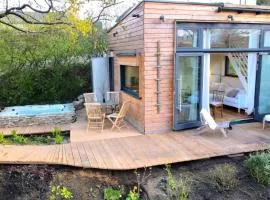Tinyhouse Minimalus III mit Whirlpool im Grünen