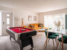 Contractor Base Sleeps 7, Pool Table & PS4, holiday home in Gillingham