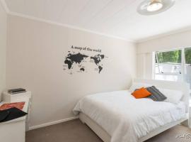 A modern 2 bedroom with private backyard, kitchen., hotel in Lower Hutt