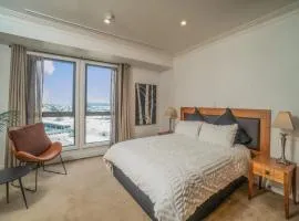 Spacious 1BR Apt Parking, Gym ,Pool by Zodiak Stays