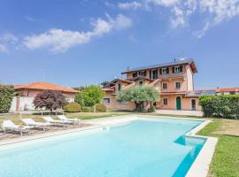 Villa near Milan with swimming pool, hotel barato en Divignano