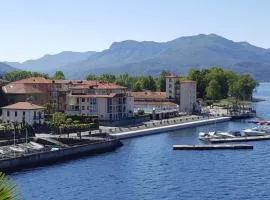 Italian Lakes ground floor apartment with pool