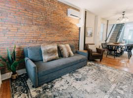 Comfy renovated townhome - heart of Downtown Lancaster, hotell i Lancaster