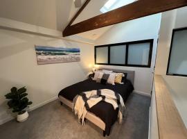 Apt with Aircon & Loft Bedroom Great Location, hotel in Devonport