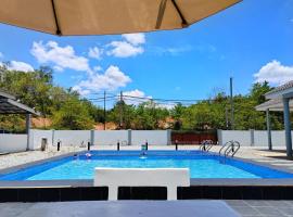 Kvaloya Homestay Private Swimming Pool: Kampung Gurun şehrinde bir otel