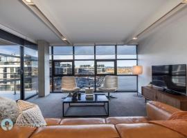 Modern 2 Bdrm Apt with Water Views 2x Car Spots, family hotel in Canberra
