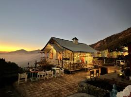 Moksham Himalayan Campsite Pangot, glampingplads i Nainital