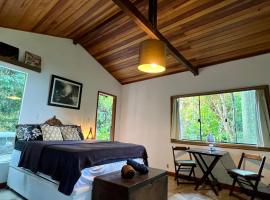 Amazing forest House in the city! Private guest suite - double studio room, hotel no Rio de Janeiro