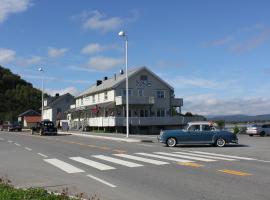 Ulvsvåg Gjestgiveri og Fjordcamping AS, casa de hóspedes em Ulvsvåg